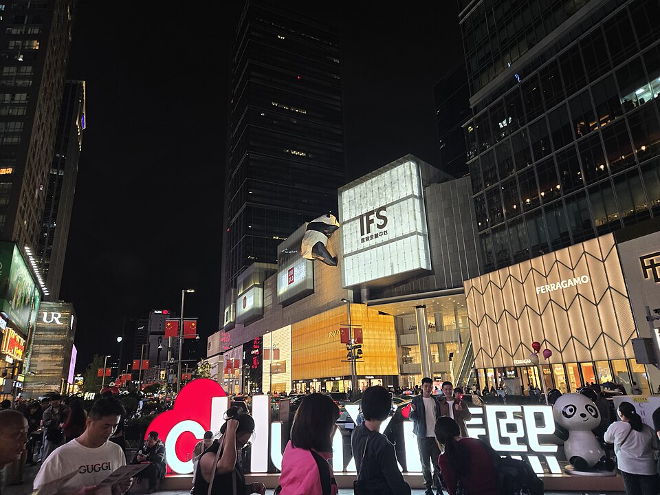 抵达成都 · 入住锦江之星酒店 · 体验春熙路夜景